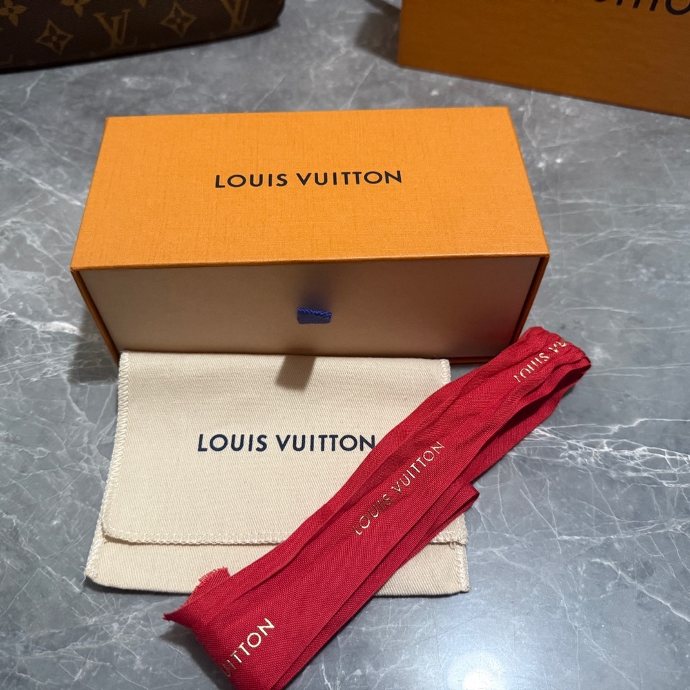 Louis Vuitton Red Ribbon xmas Packaging with Box and Dust Bag - Picture 2 of 13